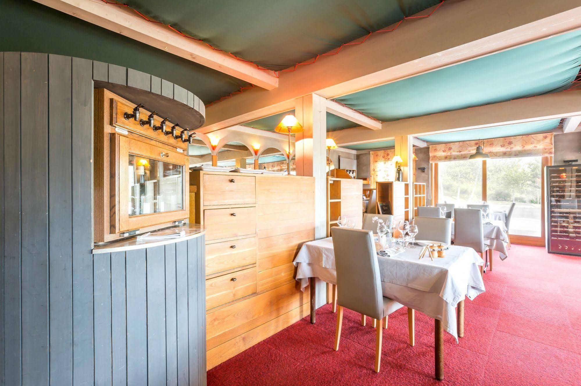 Hotel Restaurant La Tour Dunières Buitenkant foto