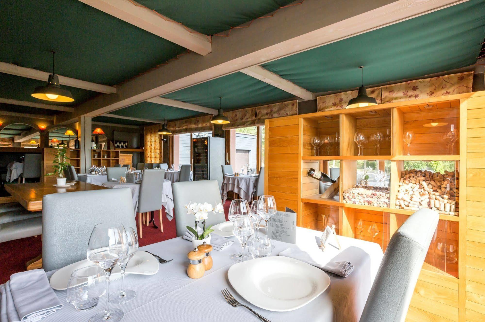 Hotel Restaurant La Tour Dunières Buitenkant foto
