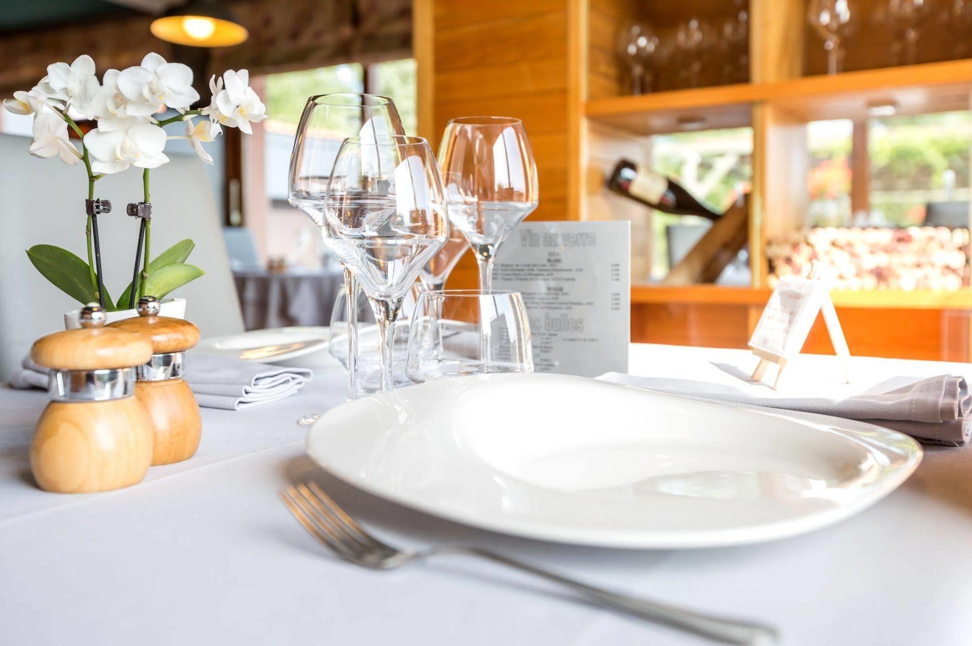 Hotel Restaurant La Tour Dunières Buitenkant foto